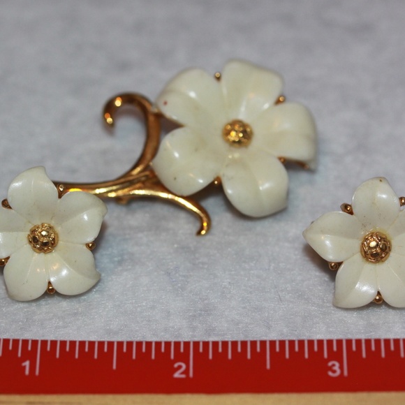Vintage MONET Brooch & Clip Earrings Set - Picture 3 of 5
